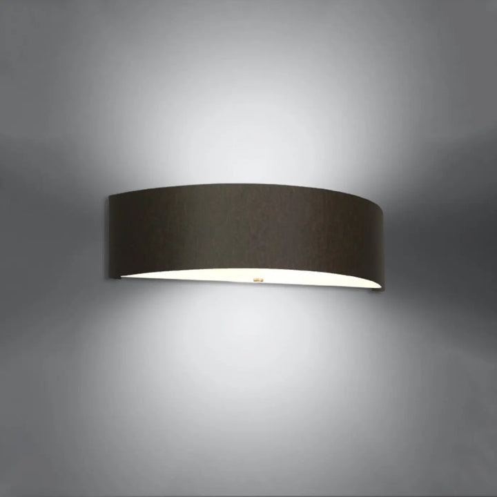 L’applique murale skala avec un abat-jour en tissu marron foncé mat et une lumière led blanche chaude combiné acier industriel