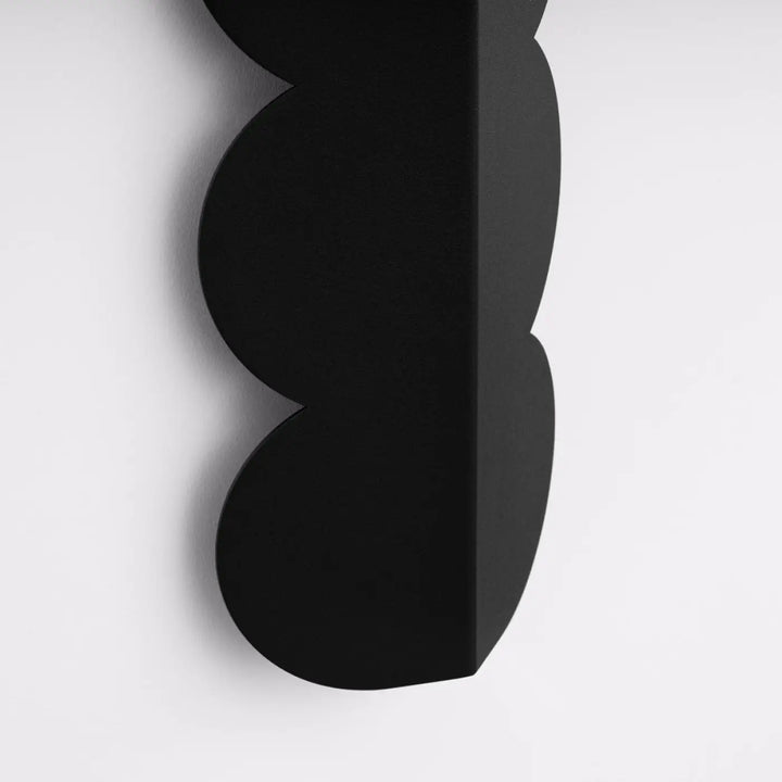 Applique murale biscuit noir avec forme ondulée caractéristique et design moderne compose d’une lampe suspendue