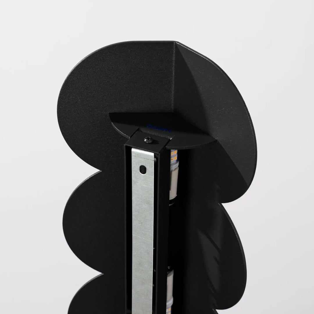 Applique murale biscuit noir en métal sculpté avec forme ondulée caractéristique et led interne visible