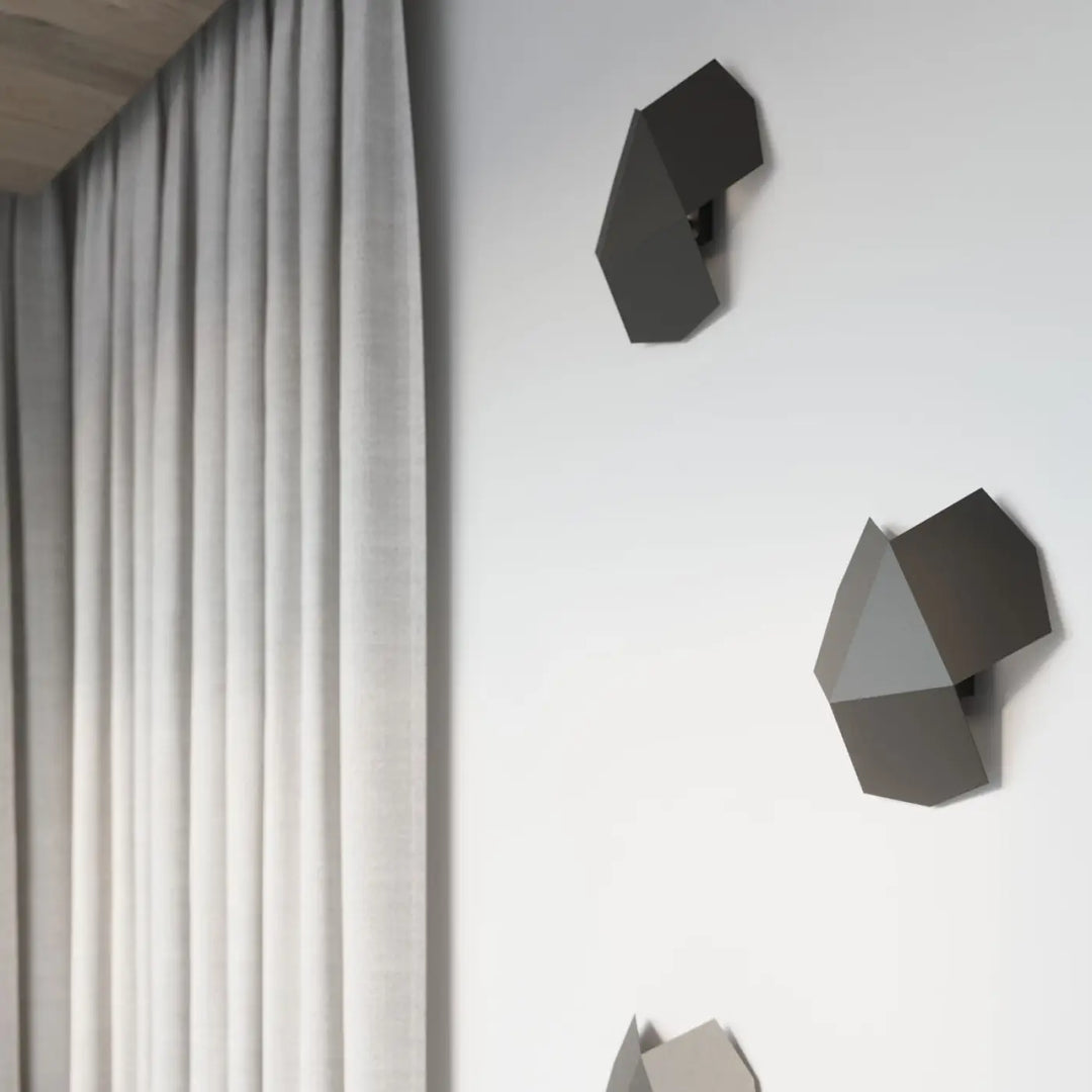 Applique murale tre noir avec design original fera en géométrie angulaire pour une lampe murale intemporelle