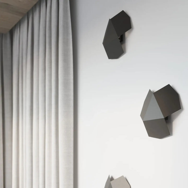 Applique murale tre noir avec design original fera en géométrie angulaire pour une lampe murale intemporelle