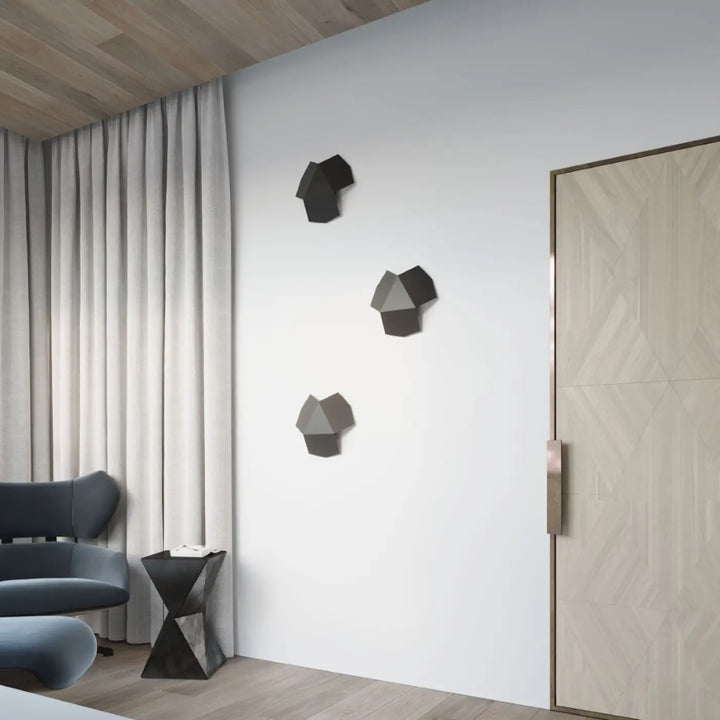 Applique murale tre noir avec trois pièces géométriques facettées en design original fera murale intemporelle
