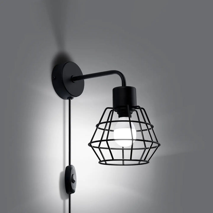 Applique murale suba noir en fer forgé avec abat-jour en cage et ampoule apparente dans un style loft brièvement décrire suspension suba