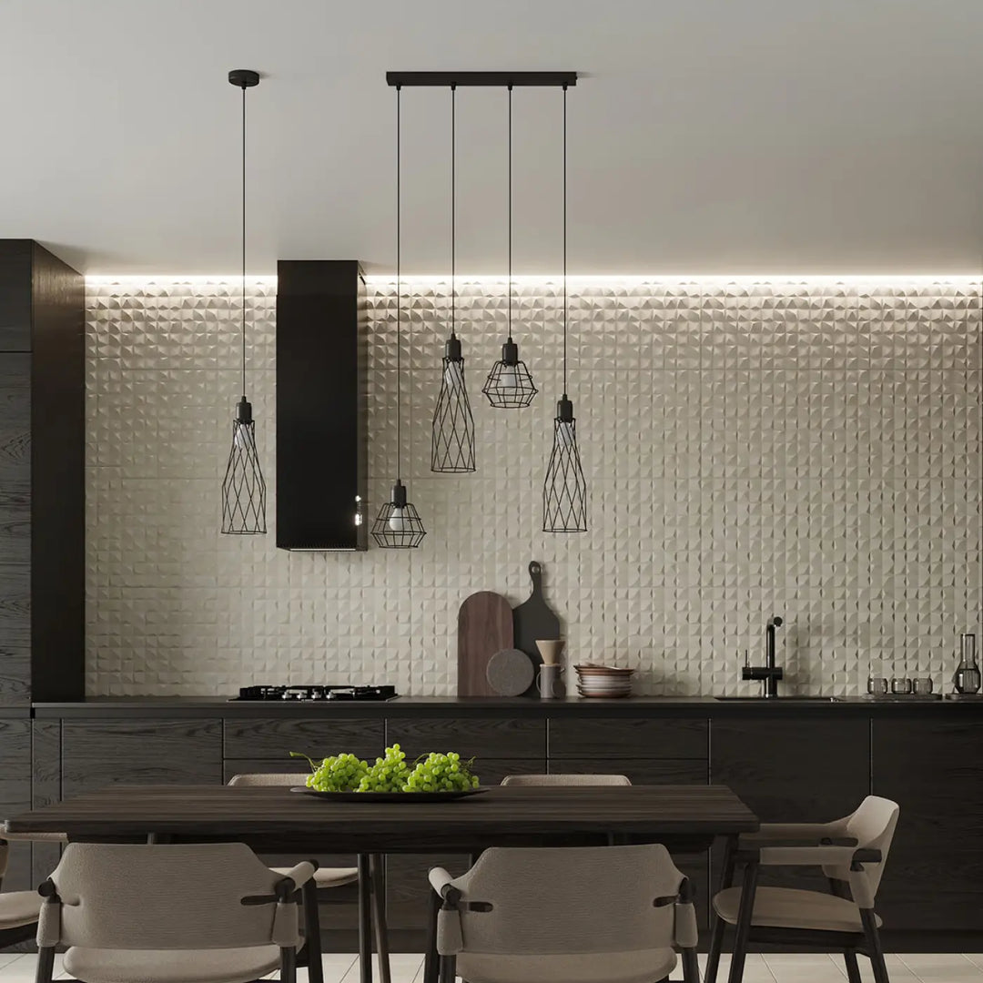 Suspension suba noire en métal style loft avec cage design brièvement décrire au-dessus dune table à manger en bois foncé