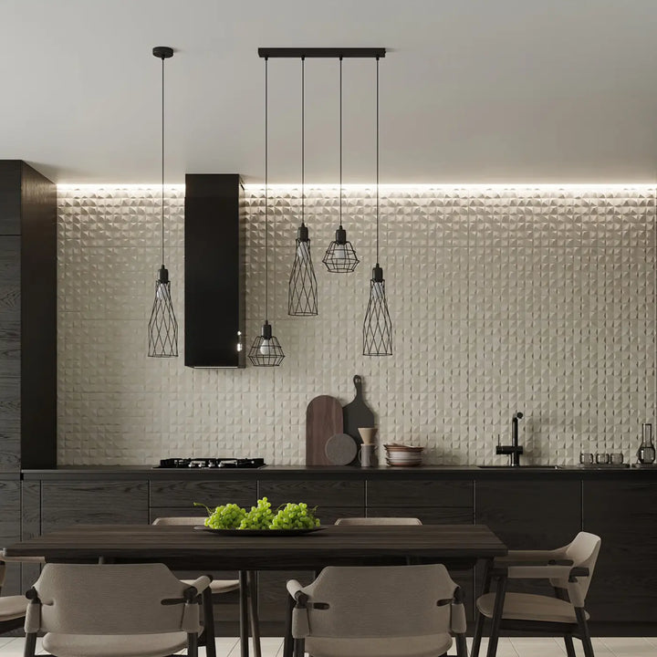 Suspension suba noire en métal style loft avec cage design brièvement décrire au-dessus dune table à manger en bois foncé