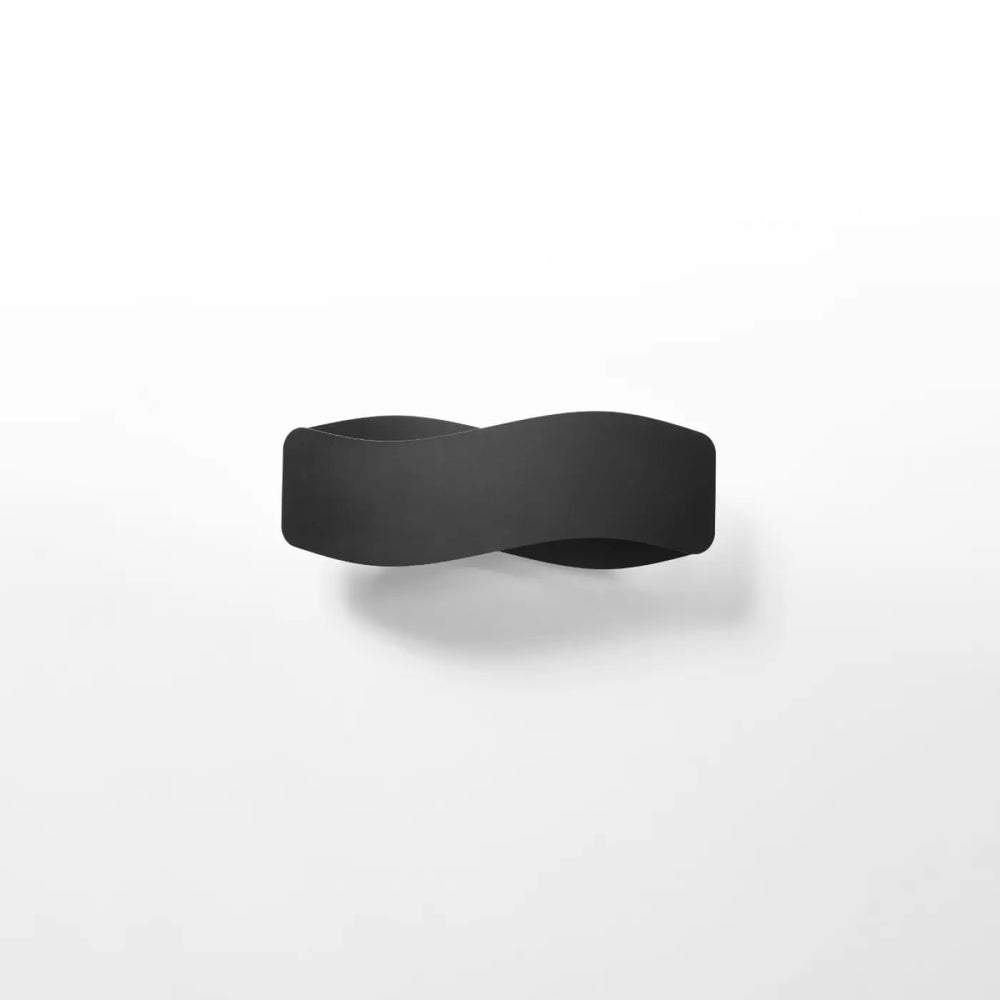 Applique murale tila 40 en métal noir mat avec design original en vague pour un luminaire intemporel tila