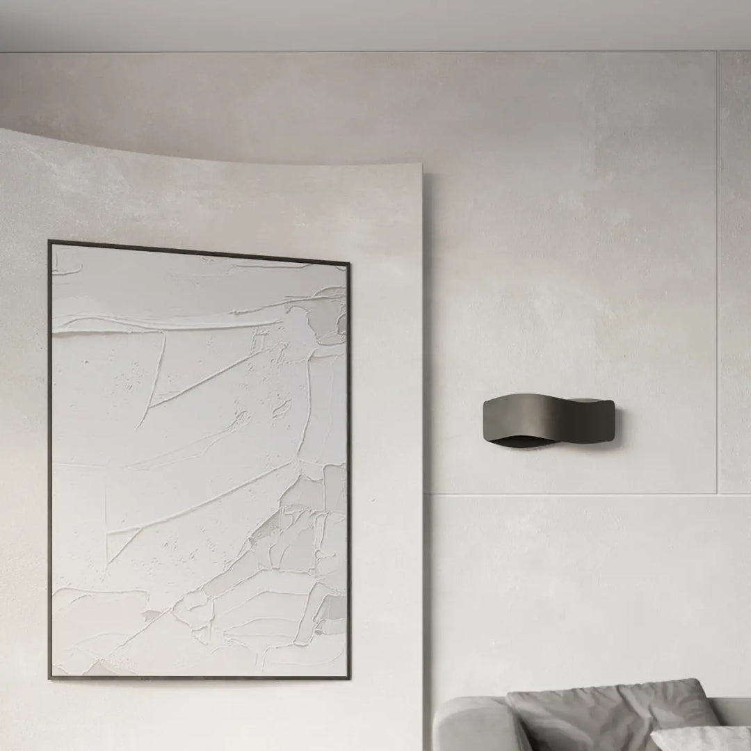 Applique murale tila 40 noir avec corps métallique incurvé mat pour un luminaire tila au design original et intemporel