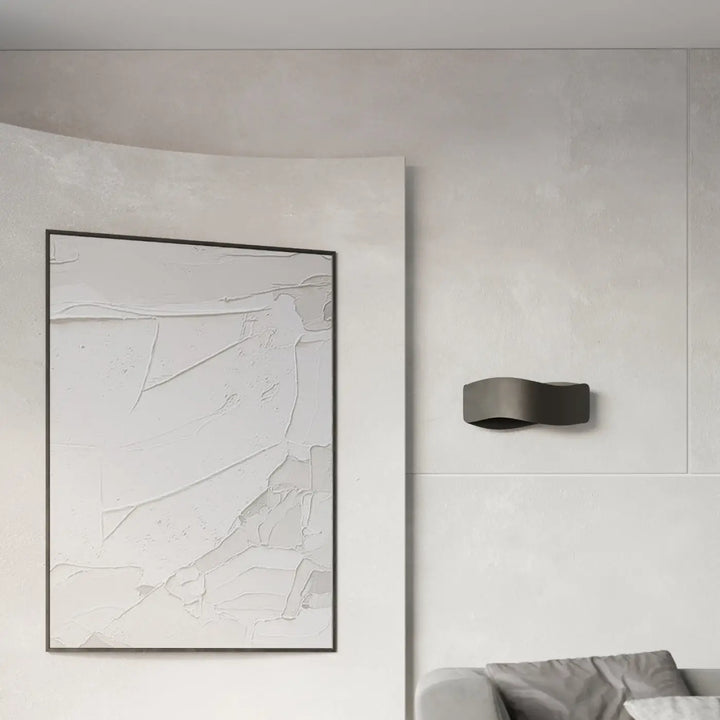 Applique murale tila 40 noir avec corps métallique incurvé mat pour un luminaire tila au design original et intemporel