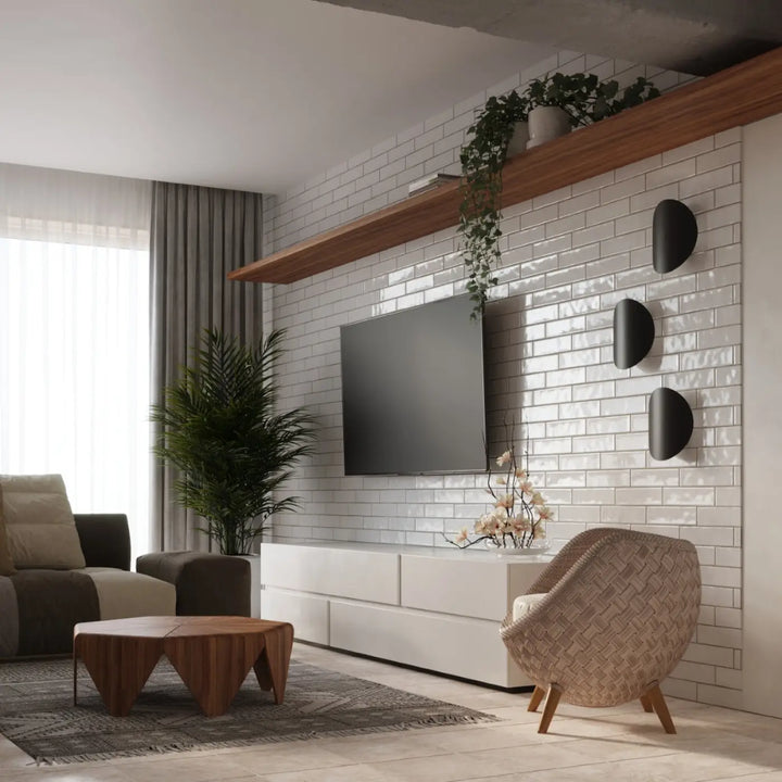 Applique murale senses noir en luminaire intemporel avec design original fera sur mur en briques blanches avec tv montée