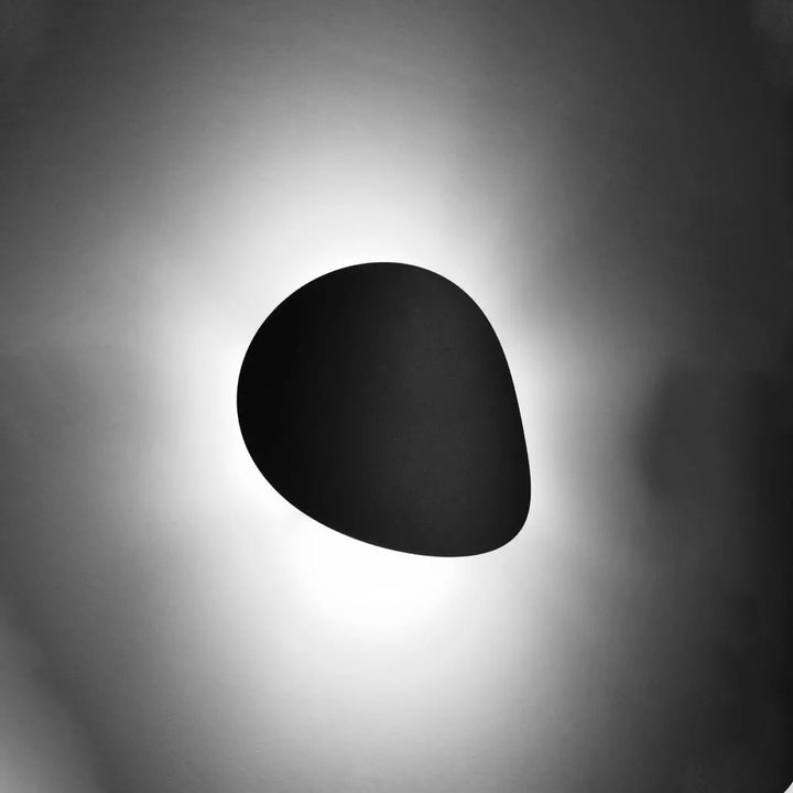 Applique murale senses noir en finition mate avec design original fera pour un luminaire intemporel et élégant