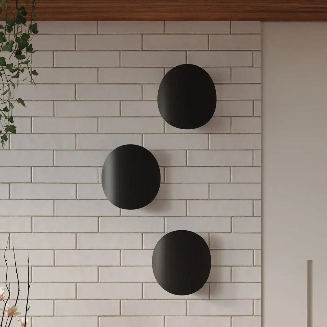 Applique murale senses noir en trois luminaires senses mat alignés verticalement sur carrelage blanc design original fera luminaire intemporel