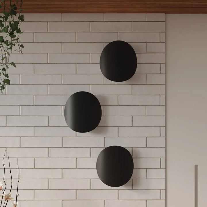 Applique murale senses noir en trois luminaires senses mat alignés verticalement sur carrelage blanc design original fera luminaire intemporel
