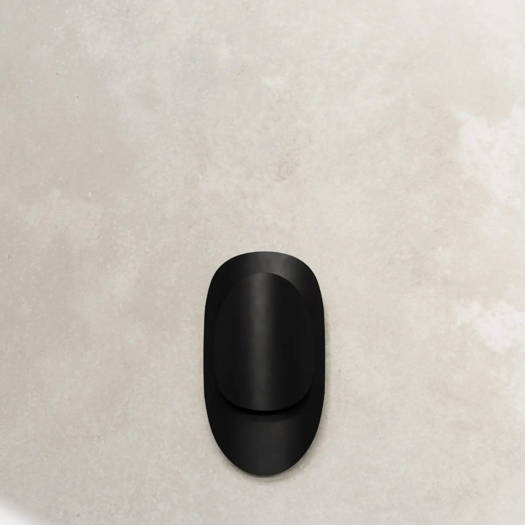 L’applique murale tear noir présente une finition mate avec une forme ovale allongée et bords incurvés pour solutions surprenantes