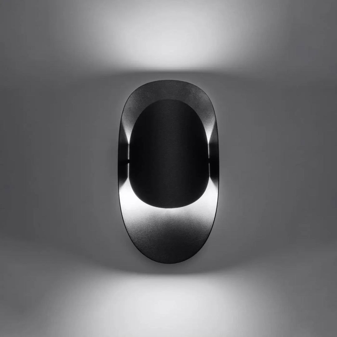 Applique murale tear noire en chrome et noir avec design ovale moderne et minimaliste pour solutions surprenantes murale tear