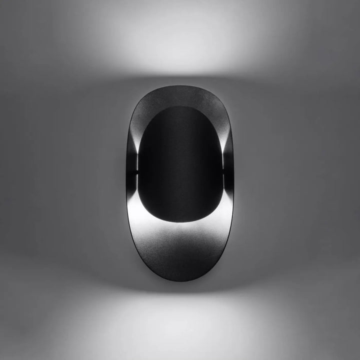 Applique murale tear noire en chrome et noir avec design ovale moderne et minimaliste pour solutions surprenantes murale tear
