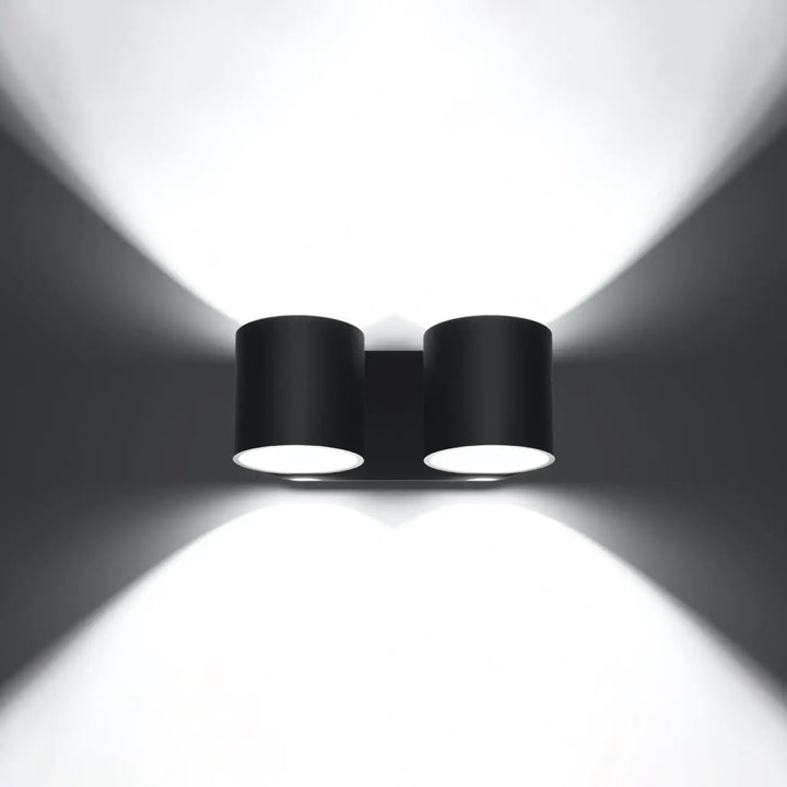 Kinkiet orbis 2 noir en bois naturel avec deux luminaires cylindriques muraux éclairés