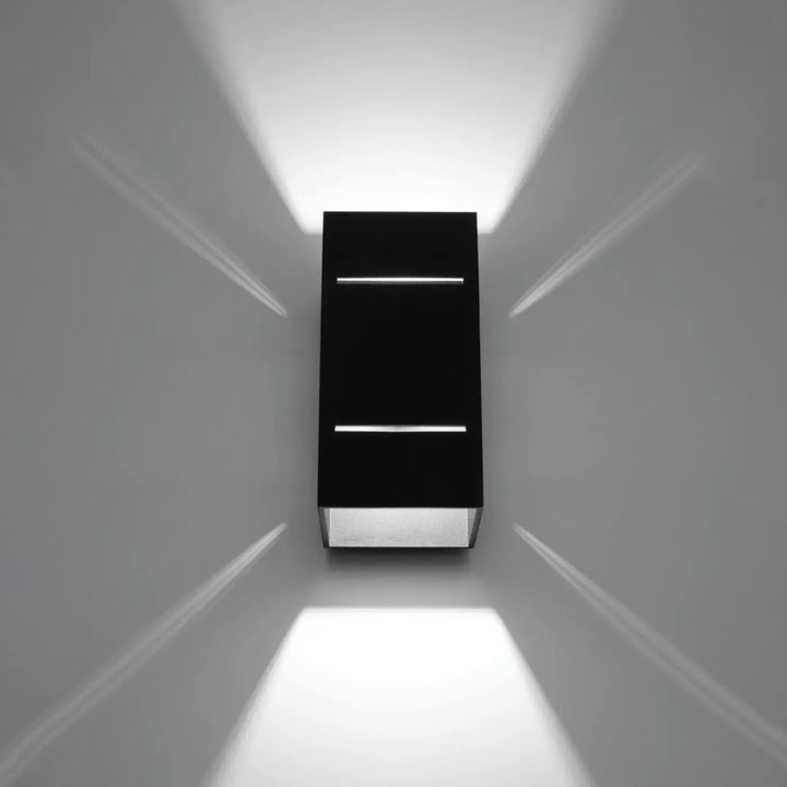 L’applique blocco noire avec diffuseur en verre dépoli et accents argentés pour un spectacle lumineux perforation linéaire
