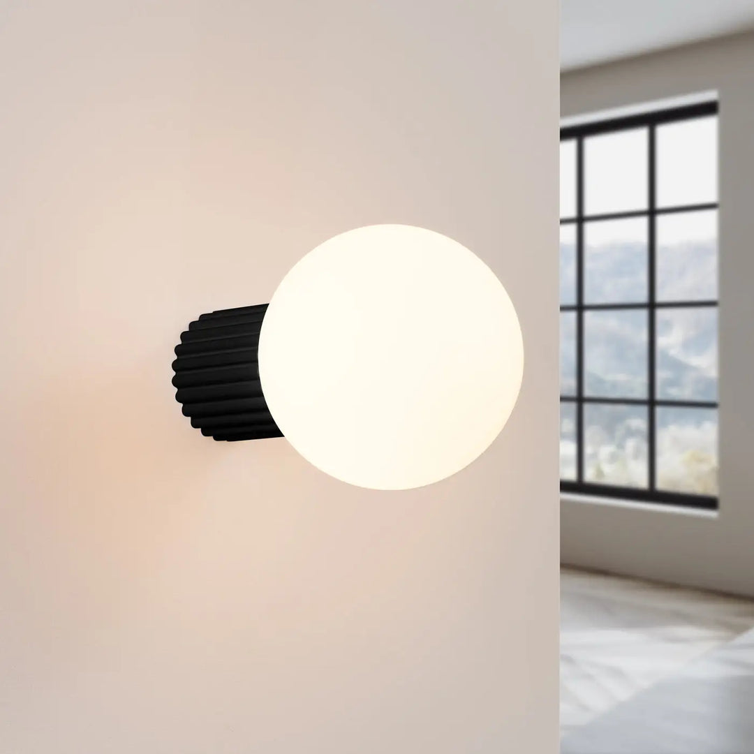 Applique murale halo noir avec sphère laiteuse en verre froissé, lampe halo idéale pour bureau décorative