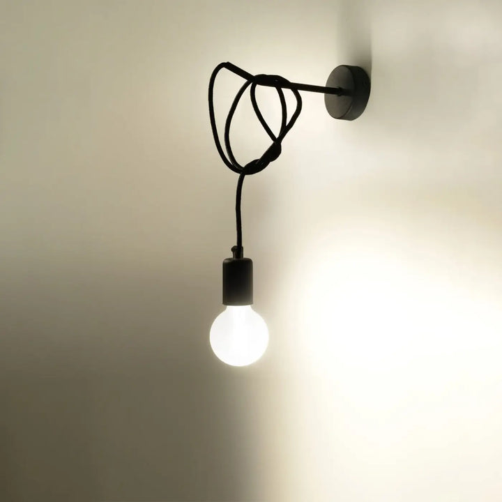 Applique murale edison noir avec ampoule visible et cordon en spirale, edison rend hommage aux meilleures traditions minimalistes