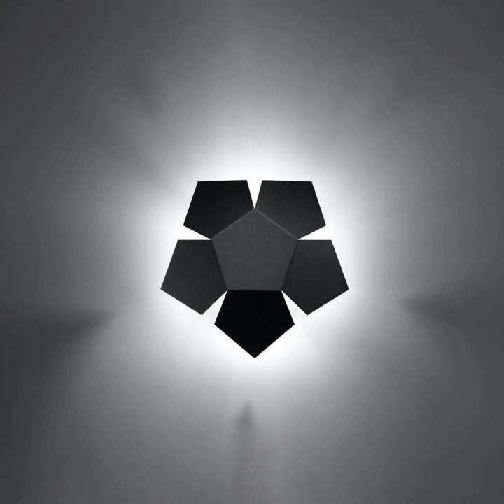 Applique murale penta noir en forme hexagonale noire aux lignes géométriques modernes idéale comme klasyczny kinkiet szczególnie do nowoczesnych wnętrz nikt nie przejdzie