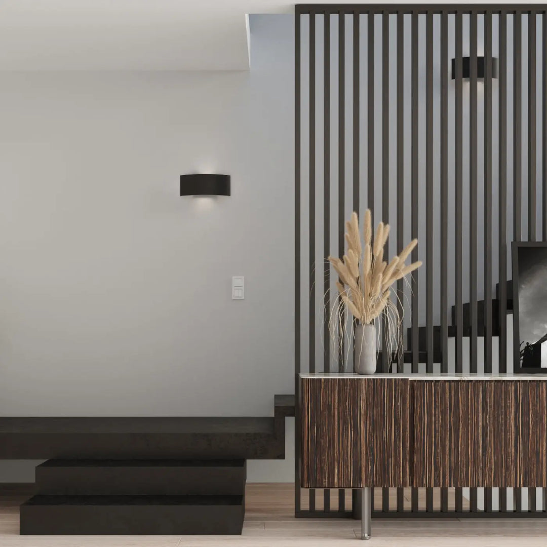 Applique murale l’applique magnus noir avec design original en lames verticales grises pour un style intemporel