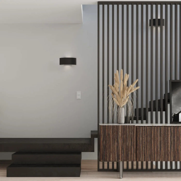 Applique murale l’applique magnus noir avec design original en lames verticales grises pour un style intemporel