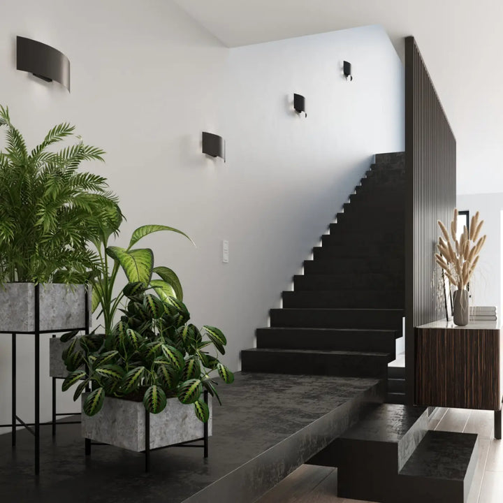 L’applique magnus noir avec design original et marches à finition mate pour un style moderne et intemporel