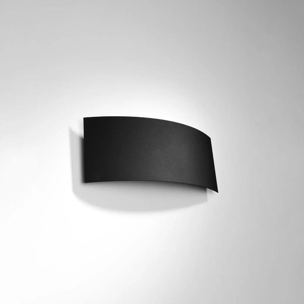 L’applique magnus noire avec finition matte en métal, design original et applique intemporelle pour mur contemporain