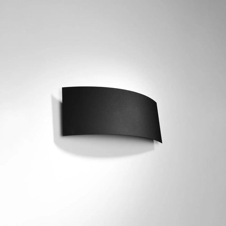 L’applique magnus noire avec finition matte en métal, design original et applique intemporelle pour mur contemporain