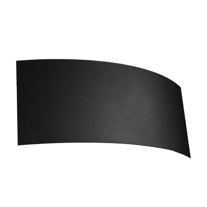 L’applique magnus noir présente un panneau incurvé mat en design original pour une applique intemporelle