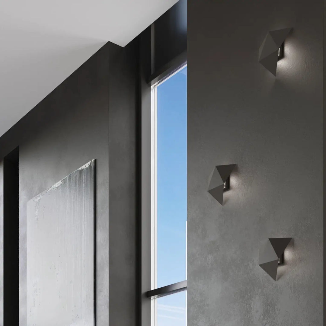 Applique murale solido en noir avec un design original géométrique et une finition mate pour un usage intemporel