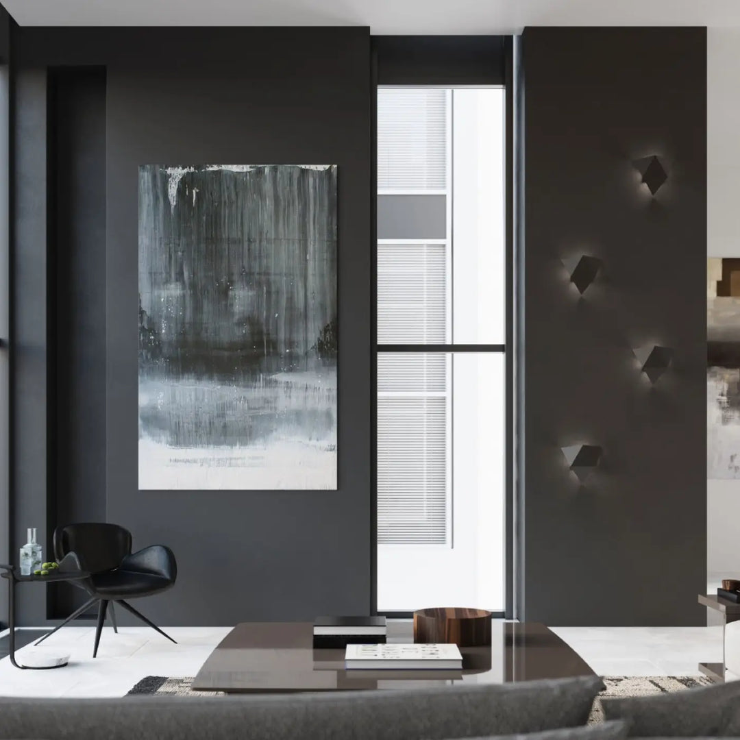 L’applique solido affiche un design original sur une toile texturée grise et blanche suspendue à un mur noir