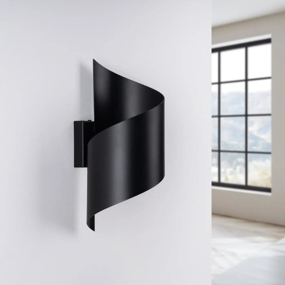 Applique murale lampe talassa noir en finition mate noire avec un design incurvé en ruban pour parle à l’imagination