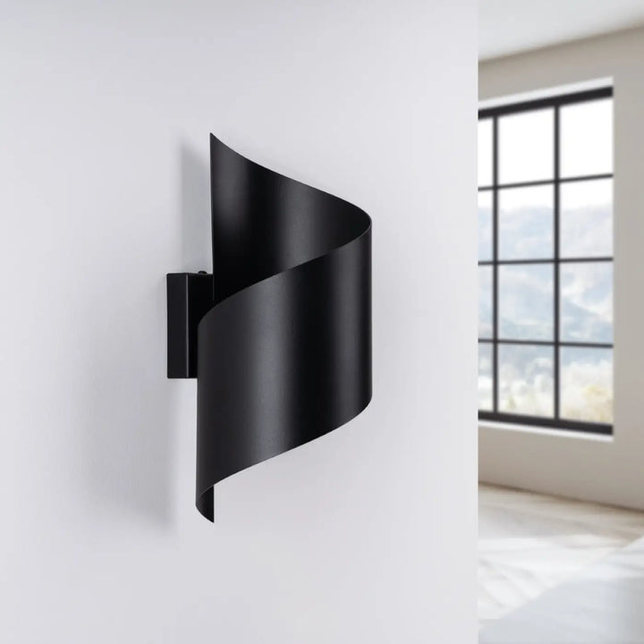 Applique murale lampe talassa noir en finition mate noire avec un design incurvé en ruban pour parle à l’imagination