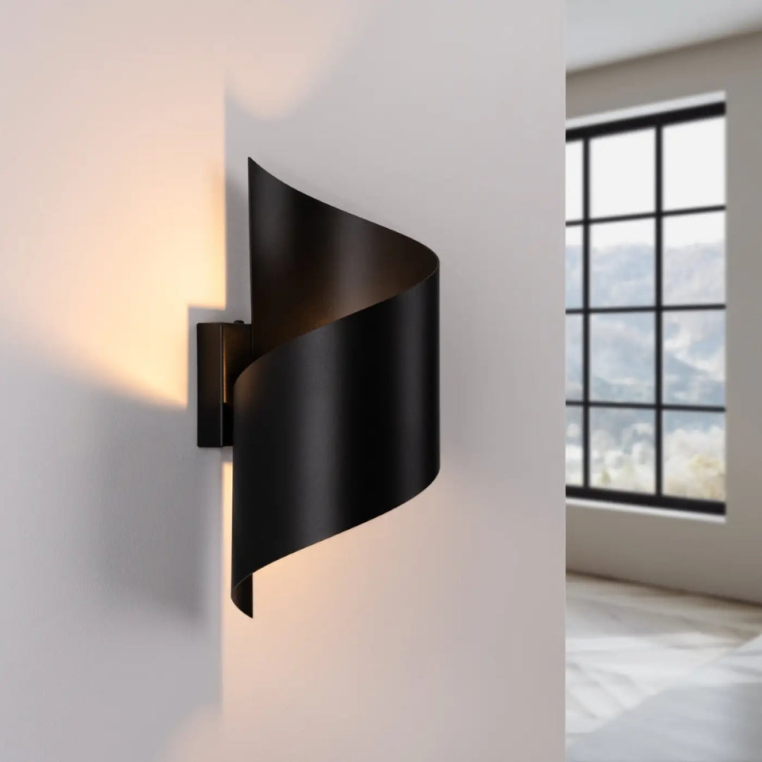 Applique murale talassa noir en finition mate avec design en spirale courbée pour une lampe talassa qui parle à l’imagination