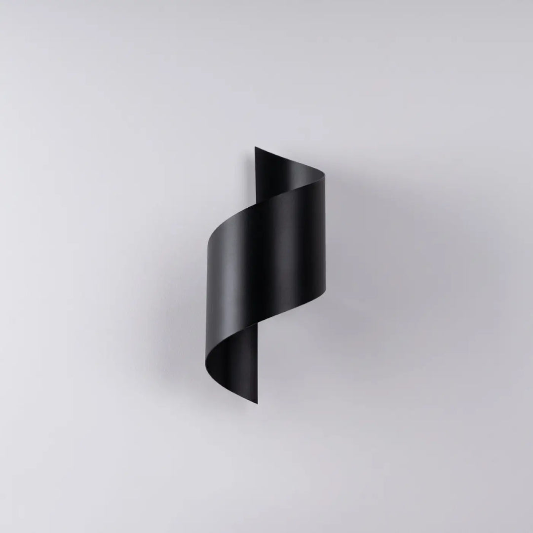 Applique murale talassa noir avec design spiralé moderne qui parle à l’imagination de manière à souligner l’espace