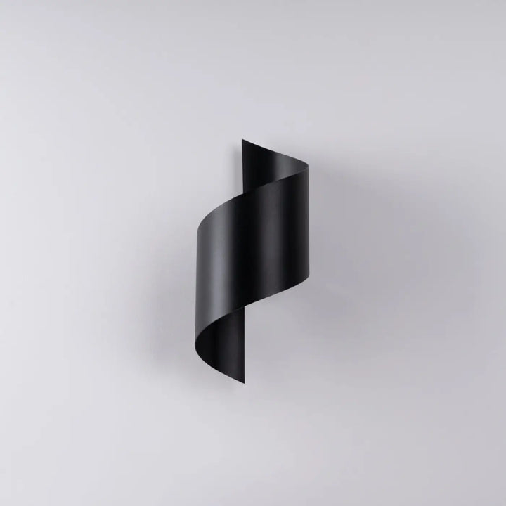 Applique murale talassa noir avec design spiralé moderne qui parle à l’imagination de manière à souligner l’espace