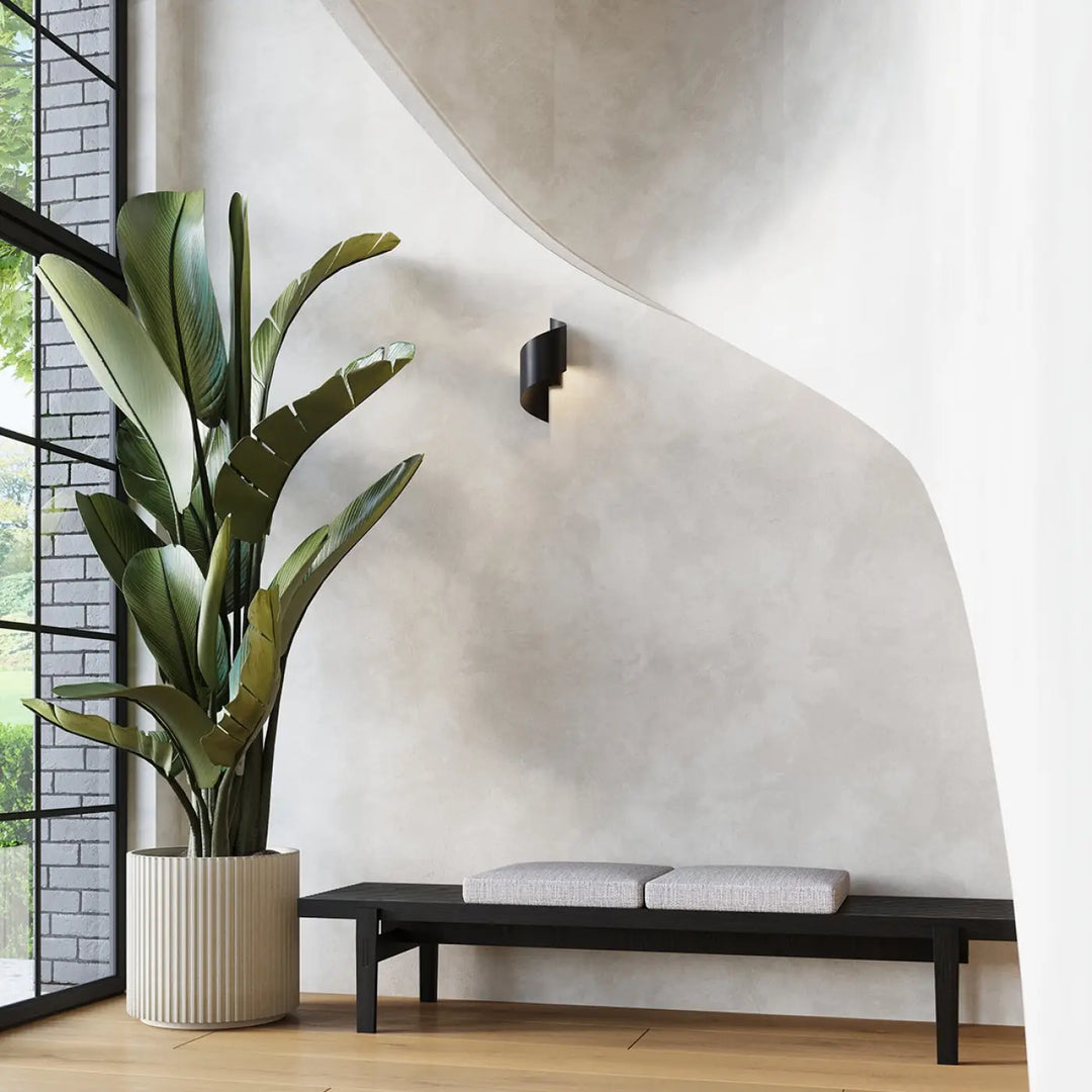 Applique murale lampe talassa noir avec plante oiseaux de paradis verte en pot céramique beige à manière à souligner