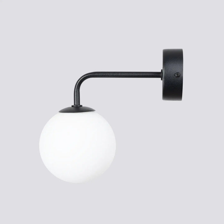 Applique murale astral 1 noir avec bras incurvé mat et globe en verre dépoli de la collection astral édition minimaliste