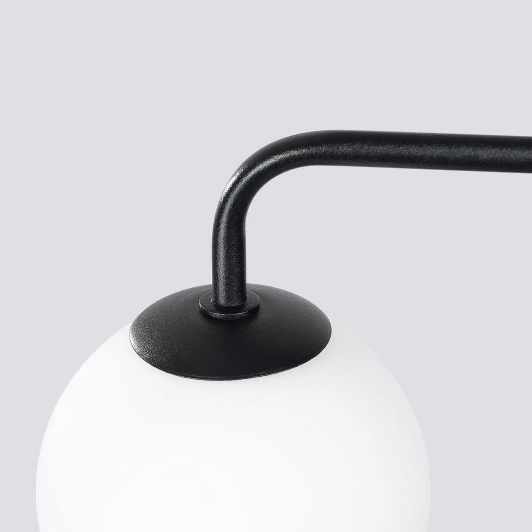 Applique murale lampe astral edition minimaliste bras metal noir mat supportant un globe en verre depoli blanc collection astral