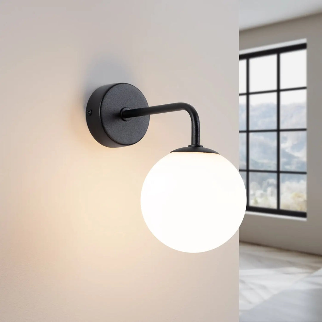 Applique murale astral 1 noir en métal avec globe en verre dépoli lampe astral édition minimaliste collection astral