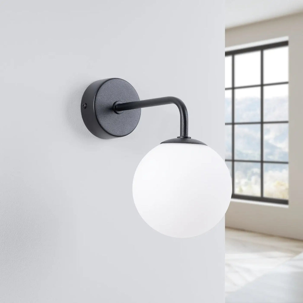 Applique murale noir en métal avec abat-jour sphérique blanc givré lampe astral édition minimaliste collection astral