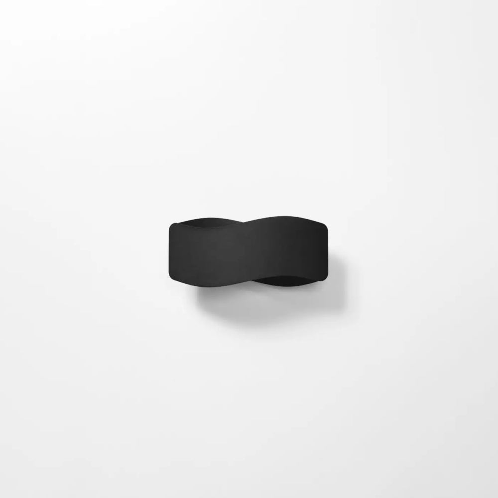 Applique murale tila 30 noir avec design original tordu en finition mate noire, un luminaire intemporel moderne