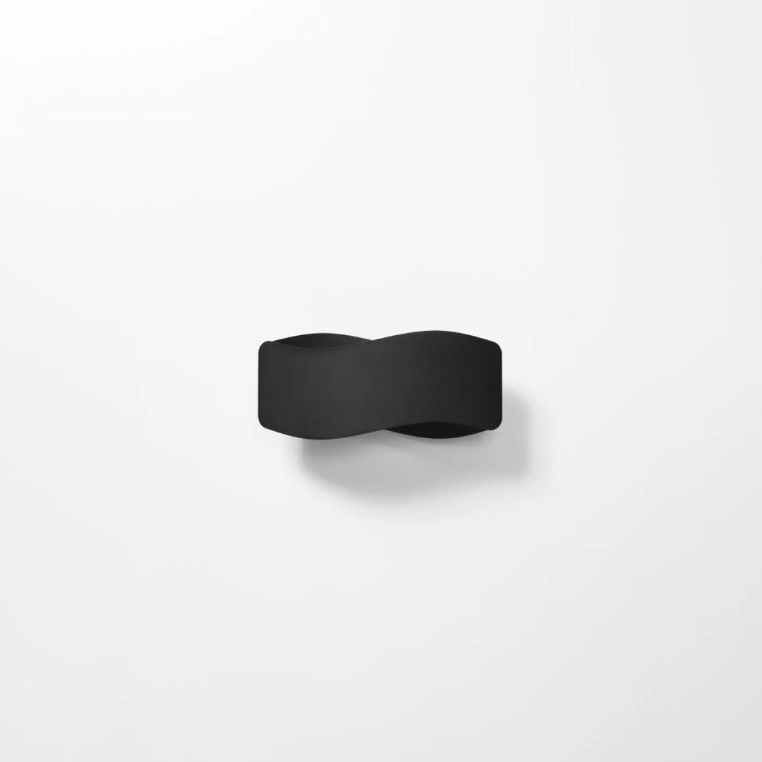 Applique murale tila 30 noir avec design original tordu en finition mate noire, un luminaire intemporel moderne