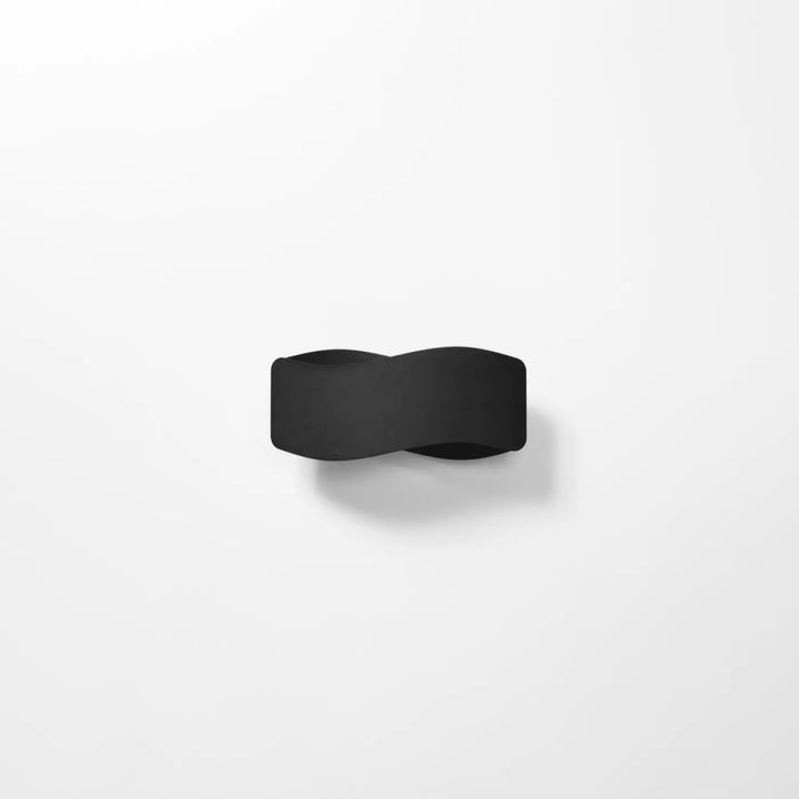 Applique murale tila 30 noir avec design original tordu en finition mate noire, un luminaire intemporel moderne