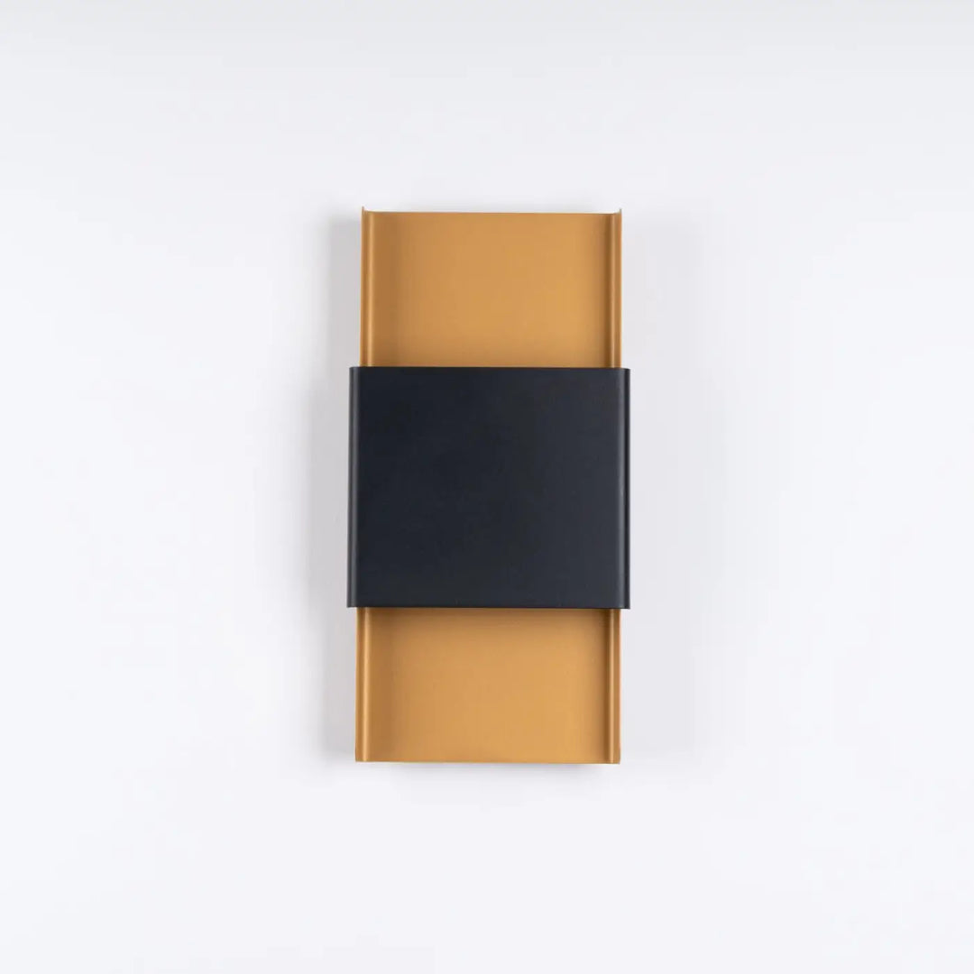 Applique durlin moderne avec panneaux métalliques noir mat et or brossé pour minimalisme rencontre et variété d’intérieurs