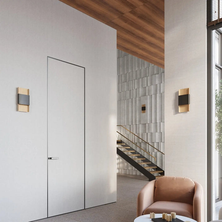 Applique murale durlin or avec poignée noire fine sur porte blanche minimaliste pour variété d’intérieurs élégants