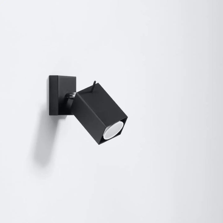 L’applique murale merida noire avec design moderne mat en forme de spot carré mural élégant pour éclairage intérieur