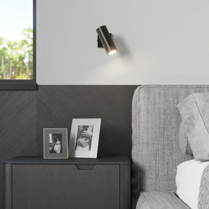 Applique murale minimaliste noire en cylindre avec finition mate et tête ajustable de la série direzione pour un éclairage élégant
