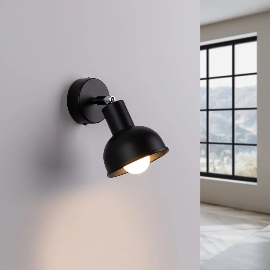Applique murale lampe elba en noir avec finition mate, bras réglable et design minimaliste combiné à des éléments subtils